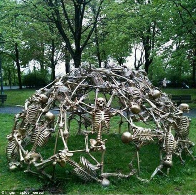 Một thiết kế trò chơi vừa nhìn đã thấy sợ tại công viên ở Munich (Đức). (Nguồn: Dailymail)