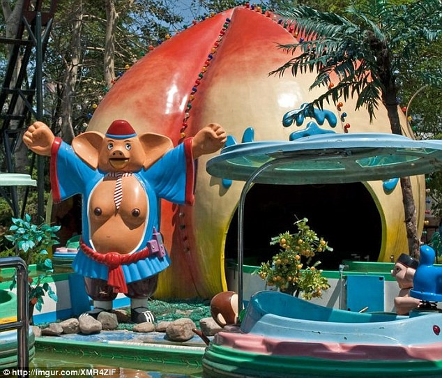 Bức tượng Trư Bát Giới để lộ cả ngực. (Nguồn: Dailymail)