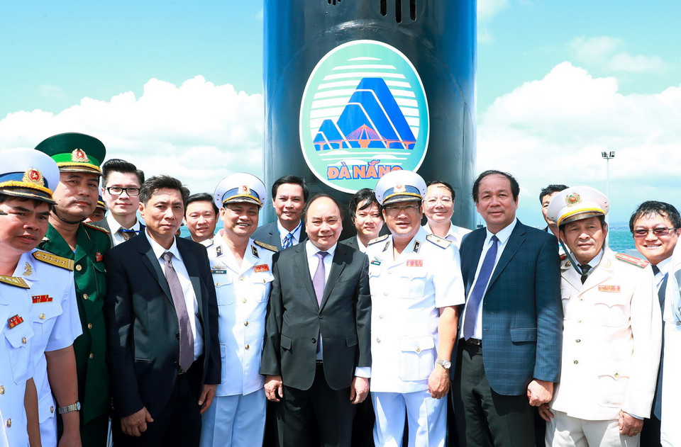 Thủ tướng Nguyễn Xuân Phúc và các đại biểu chụp ảnh chung trên tàu ngầm 186-Đà Nẵng. (Ảnh: Thống Nhất/TTXVN)