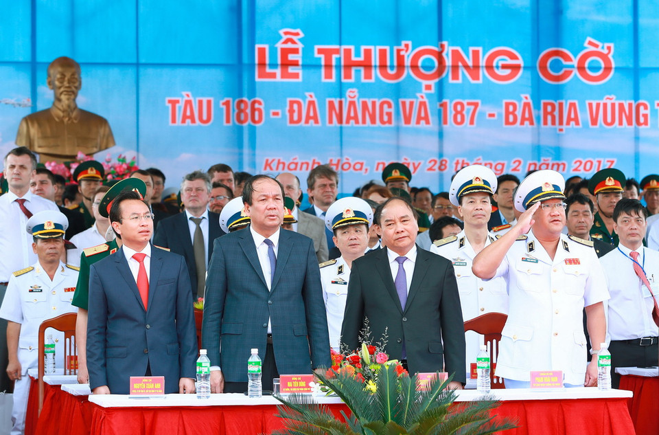 Thủ tướng và các đại biểu trong lễ thượng cờ. (Ảnh: Thống Nhất/TTXVN)