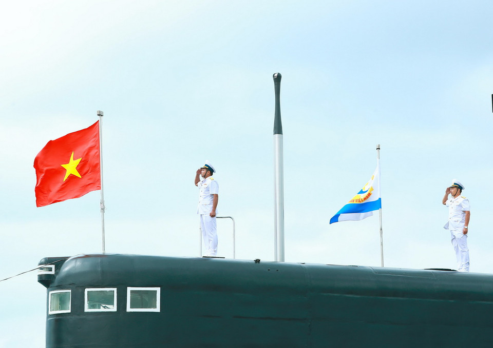 Lá quốc kỳ tung bay trên tàu ngầm mới được bổ sung vào biên chế hạm đội tàu ngầm của Hải quân Nhân dân Việt Nam. (Ảnh: Thống Nhất/TTXVN)