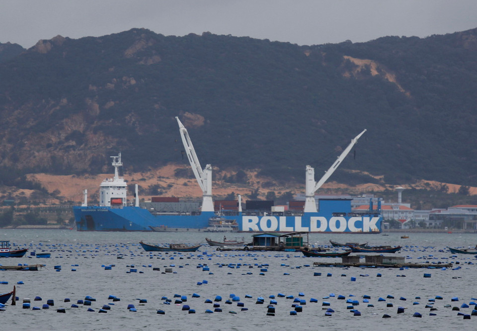 Trước đó, tàu ngầm 187 Bà Rịa-Vũng Tàu đã được tàu Rolldock Storm (Hà Lan) đưa về neo đậu tại vịnh Cam Ranh, tỉnh Khánh Hòa ngày 20/1. (Ảnh: Tiên Minh/TTXVN) 