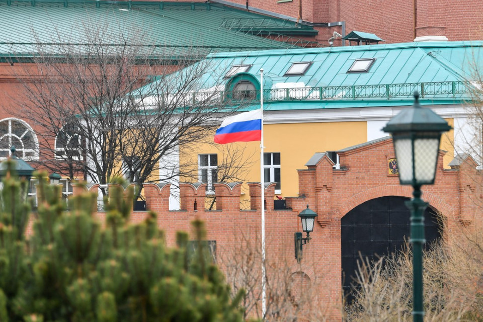 Treo cờ rủ tưởng niệm các nạn nhân thiệt mạng trong vụ tấn công ở Moskva (Nga), ngày 24/3/2024. (Ảnh: THX/TTXVN)