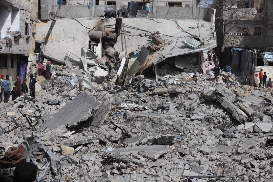 Nghị quyết của Hội đồng Bảo an Liên hợp quốc yêu cầu một lệnh ngừng bắn ngay lập tức cho tháng lễ Ramadan, tạo cơ sở cho một lệnh ngừng bắn lâu dài tại Gaza. Nghị quyết cũng yêu cầu trả tự do ngay lập tức và vô điều kiện cho toàn bộ các con tin. (Ảnh: THX/TTXVN)