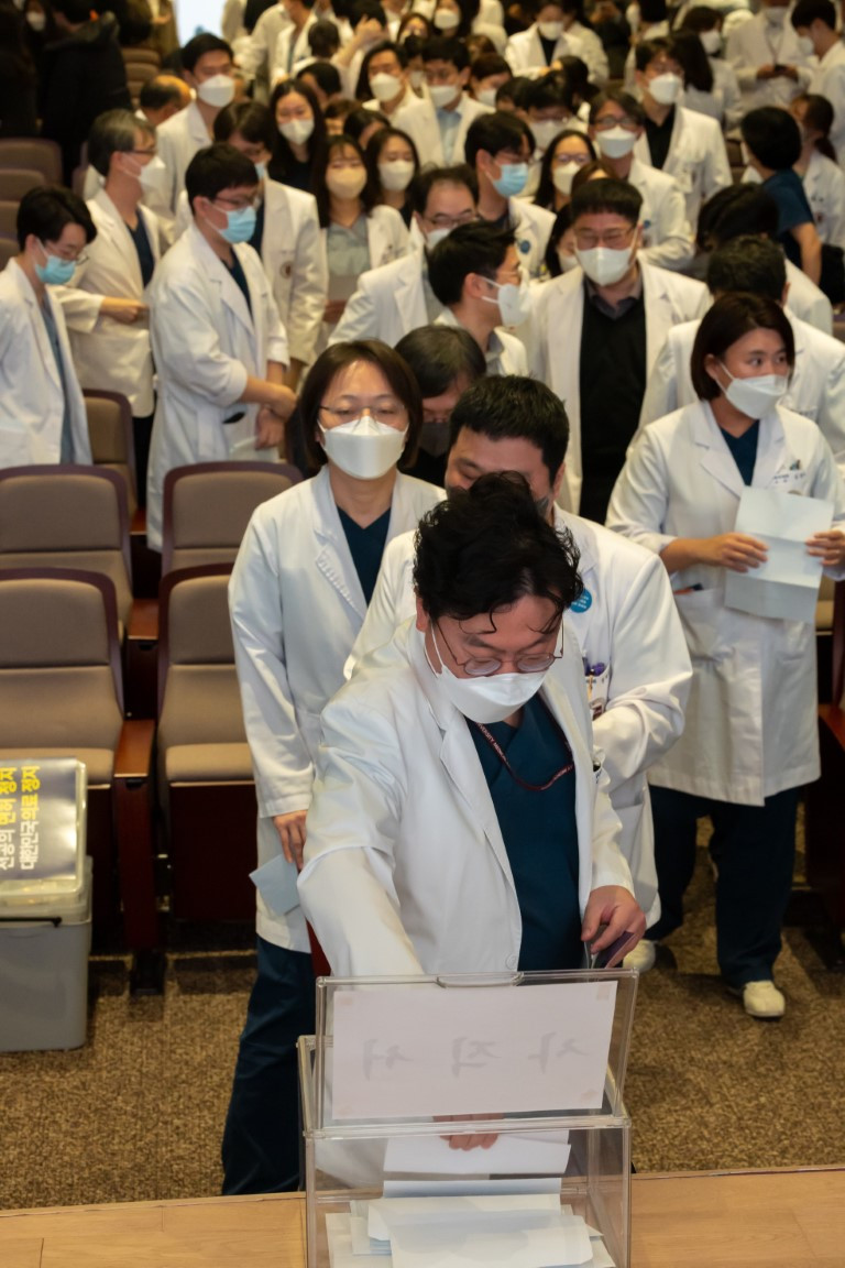 Các giáo sư y khoa nộp đơn nghỉ việc tại trường Đại học Hàn Quốc ở Seoul ngày 25/3/2024. Ảnh: Yonhap/TTXVN