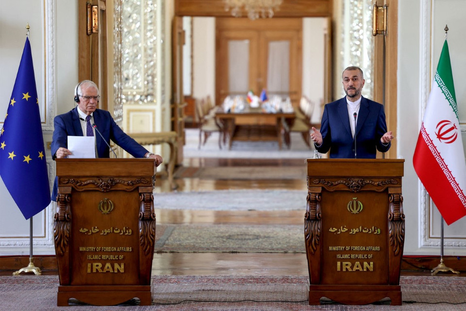 Ngoại trưởng Iran Hossein Amir Abdollahian (phải) và Đại diện cấp cao phụ trách chính sách an ninh và đối ngoại của EU Josep Borrell tại cuộc họp báo ở Tehran ngày 25/6/2022. (Ảnh: AFP/TTXVN)
