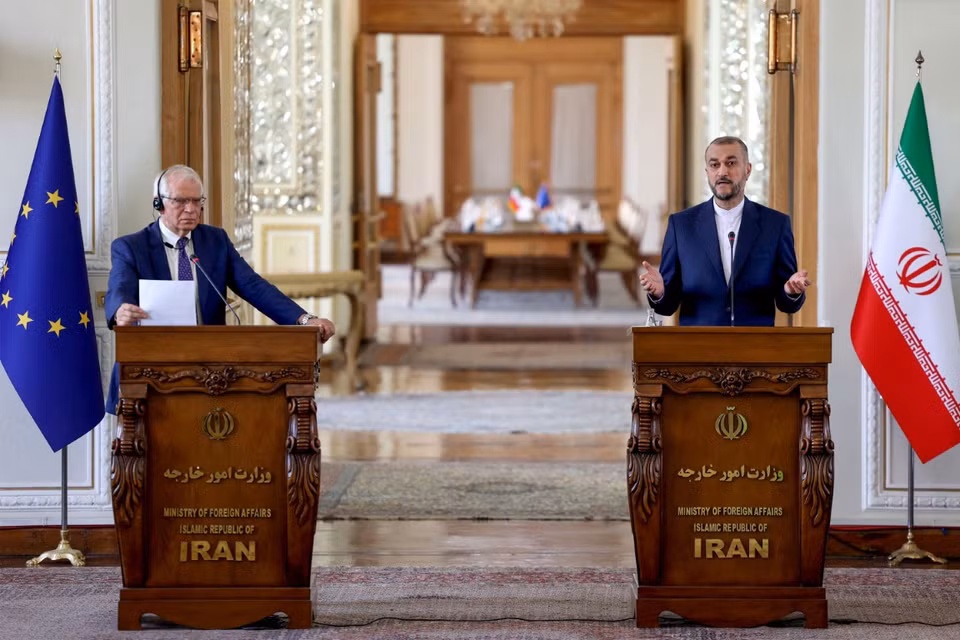 Ngoại trưởng Iran Hossein Amir Abdollahian (phải) và Đại diện cấp cao phụ trách chính sách an ninh và đối ngoại của EU Josep Borrell tại cuộc họp báo ở Tehran ngày 25/6/2022. (Ảnh: AFP/TTXVN)
