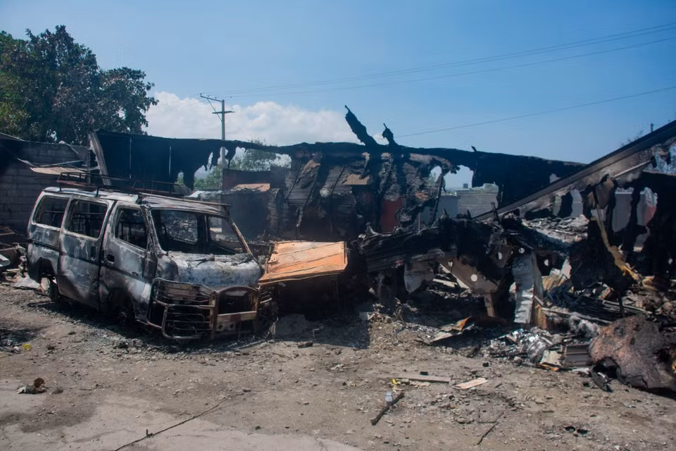 Các phương tiện bị đốt cháy trong bạo lực băng nhóm ở thủ đô Port-au-Prince (Haiti), ngày 25/3/2024. (Ảnh: AFP/TTXVN)