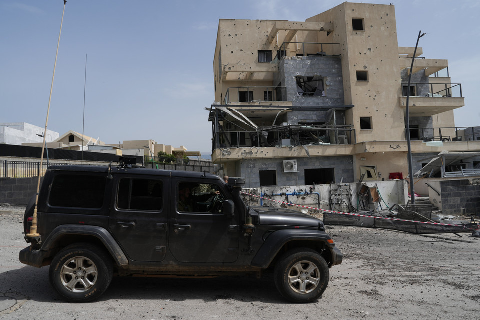 Ngày 27/3/2024, Israel đã đóng cửa nhiều tuyến đường gần biên giới với Liban sau khi phong trào Hezbollah ở Liban phóng hàng chục quả tên lửa vào Kiryet Shmona, một thị trấn biên giới của Israel. Trước đó, quân đội Israel đã tấn công mạnh vào ngôi làng Hebbariyeh ở Liban, khiến ít nhất bảy người thiệt mạng. (Ảnh: THX/TTXVN)