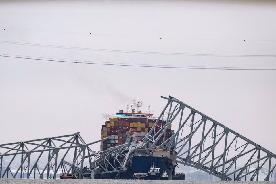 Ngày 26/3/2024, tàu container Dali treo cờ Singapore đã bất ngờ chết máy khi đang ra khỏi bến cảng Baltimore để hướng đến Sri Lanka và đâm thẳng vào cột trụ của cầu Francis Scott Key ở thành phố Baltimore thuộc bang Maryland (Mỹ). (Ảnh: AFP/TTXVN)