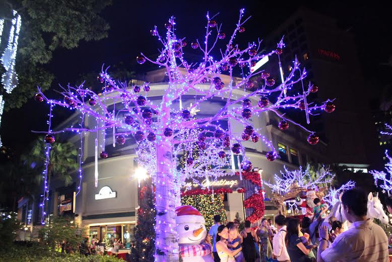 Ánh sáng lung linh rực rỡ là cảnh tượng mà du khách thường xuyên bắt gặp tại Singapore những ngày này vào buổi tối. (Ảnh: Lê Hải/Vietnam+)