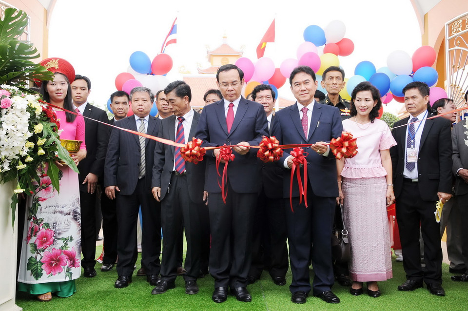 Bí thư Trung ương Đảng, Chánh văn phòng Trung ương Nguyễn Văn Nên và tỉnh trưởng Nakhonphanom cắt băng khánh thành Khu tưởng niệm. (Ảnh: Sơn Nam/Vietnam+) 