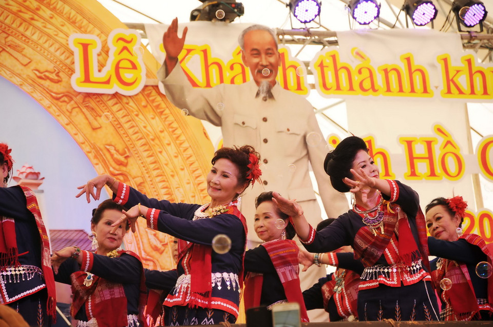 Tiết mục văn nghệ của bà con kiều bào chào mừng lễ khánh thành. (Ảnh: Sơn Nam/Vietnam+)