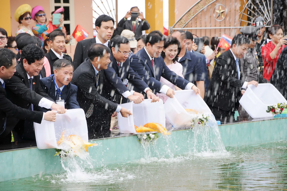 Đoàn đại biểu cấp cao hai nước tiến hành nghi lễ thả 79 con cá vàng, tượng trưng cho số tuổi của Bác vào hồ sen trước khu tưởng niệm. (Ảnh: Sơn Nam/Vietnam+)