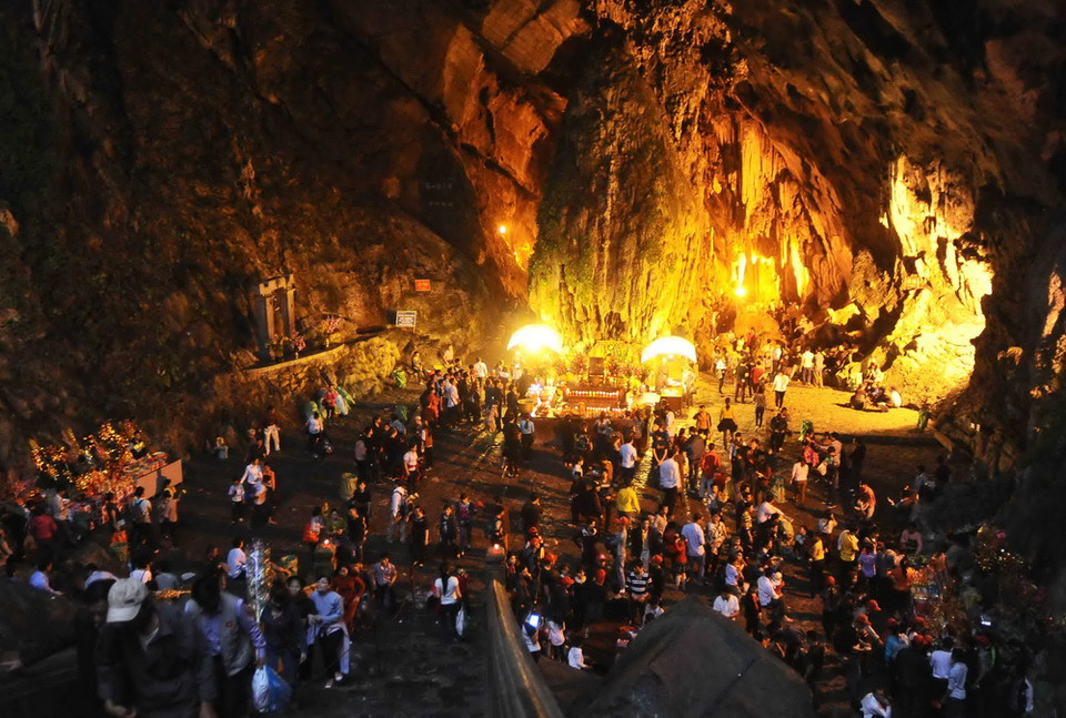 Du khách dâng lễ trong động Hương Tích. (Nguồn: Minh Đức/TTXVN)