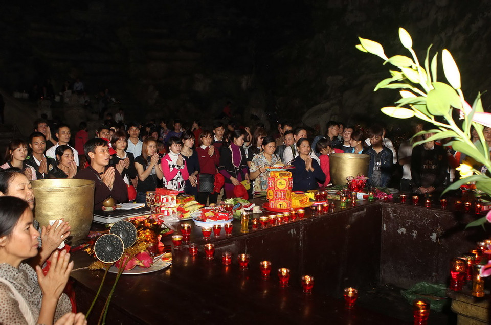 Du khách thập phương chuẩn bị đồ lễ trong động Hương Tích. (Nguồn: Quốc Khánh/TTXVN)