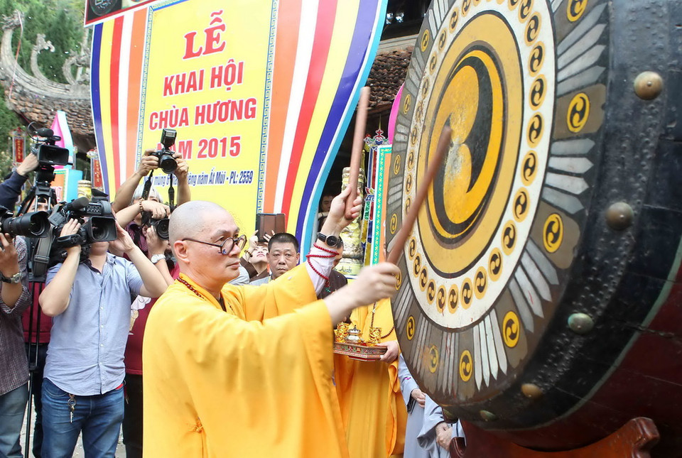 Thượng tọa Thích Minh Hiền, Trụ trì Chùa Hương đánh trống khai hội năm 2015. (Nguồn: Quốc Khánh/TTXVN
