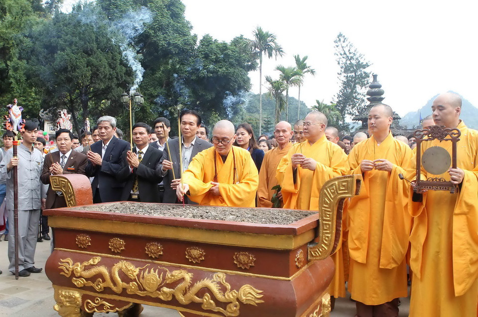 Các đại biểu dâng hương trong lễ khai hội. (Nguồn: Quốc Khánh /TTXVN