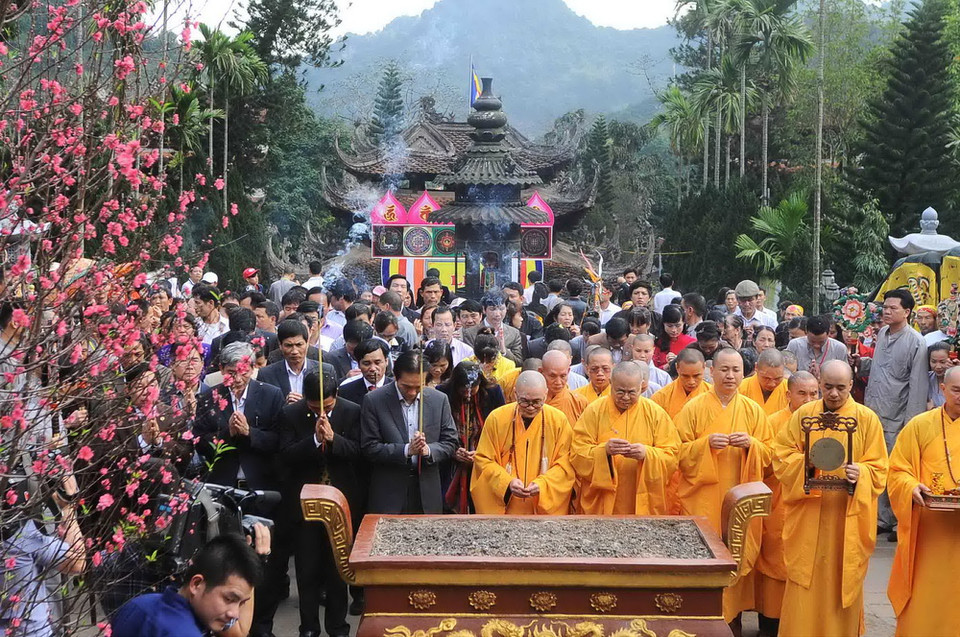 Tăng ni, phật tử dâng hương trong lễ khai Hội. (Nguồn: Minh Đức/TTXVN)