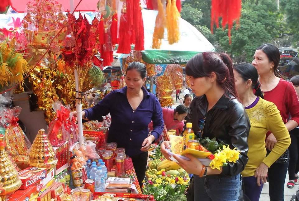 Du khách thập phương dâng hương trong động Hương Tích. (Nguồn: Quốc Khánh/TTXVN)