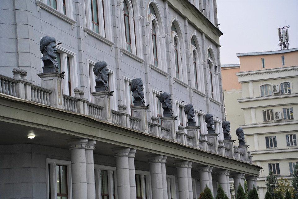 Hàng tượng các nhân vật nổi tiếng ở mặt tiền Thư viện Quốc gia Tajikistan. (Ảnh: Duy Trinh/TTXVN)