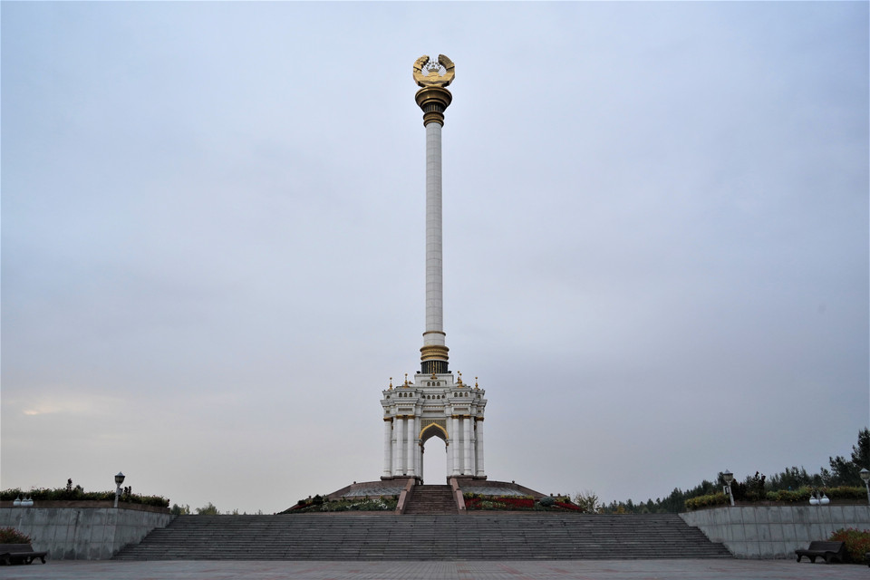 Cột biểu tượng Quốc huy Tajikistan. (Ảnh: Duy Trinh/TTXVN)