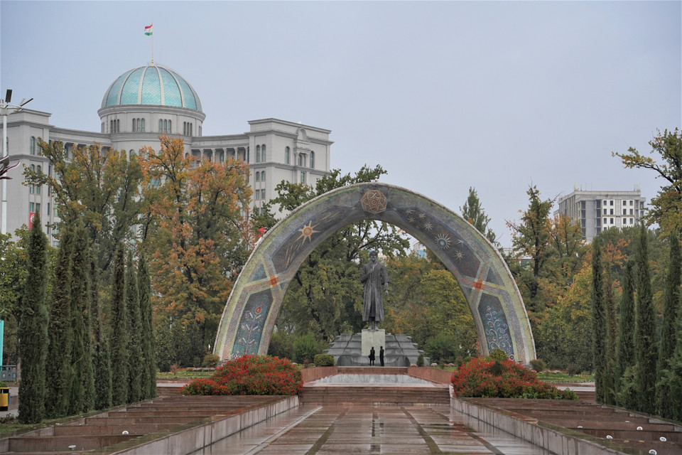 Tượng nhà thơ mù Rudaki sinh năm 858 trong Công viên Rudaki; ông từng đứng đầu nhóm nhà thơ của triều đình Bukhara trong suốt 40 năm. (Ảnh: Duy Trinh/TTXVN)