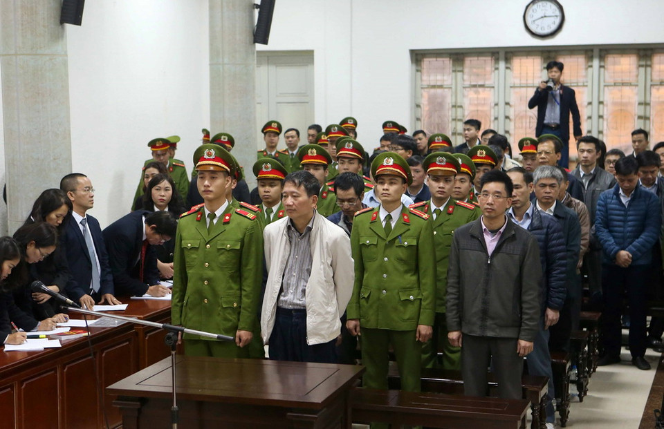 Bị cáo Trịnh Xuân Thanh và đồng phạm nghe tòa tuyên án. (Ảnh: Doãn Tấn/TTXVN)