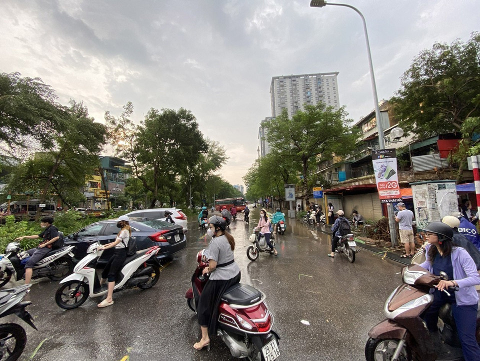 Nhiều người chọn cách quay đầu xe tìm đường khác bởi đoạn đường quen thuộc đã bị ngập, không thể di chuyển qua. (Ảnh: Vũ Sinh-TTXVN)