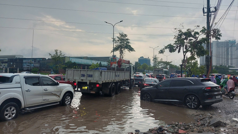 Các phương tiện di chuyển khó khăn trên Quốc lộ 32 đoạn qua Lai Xá, Kim Chung, Hoài Đức (chụp lúc 7h sáng). (Ảnh: Văn Điệp/TTXVN)
