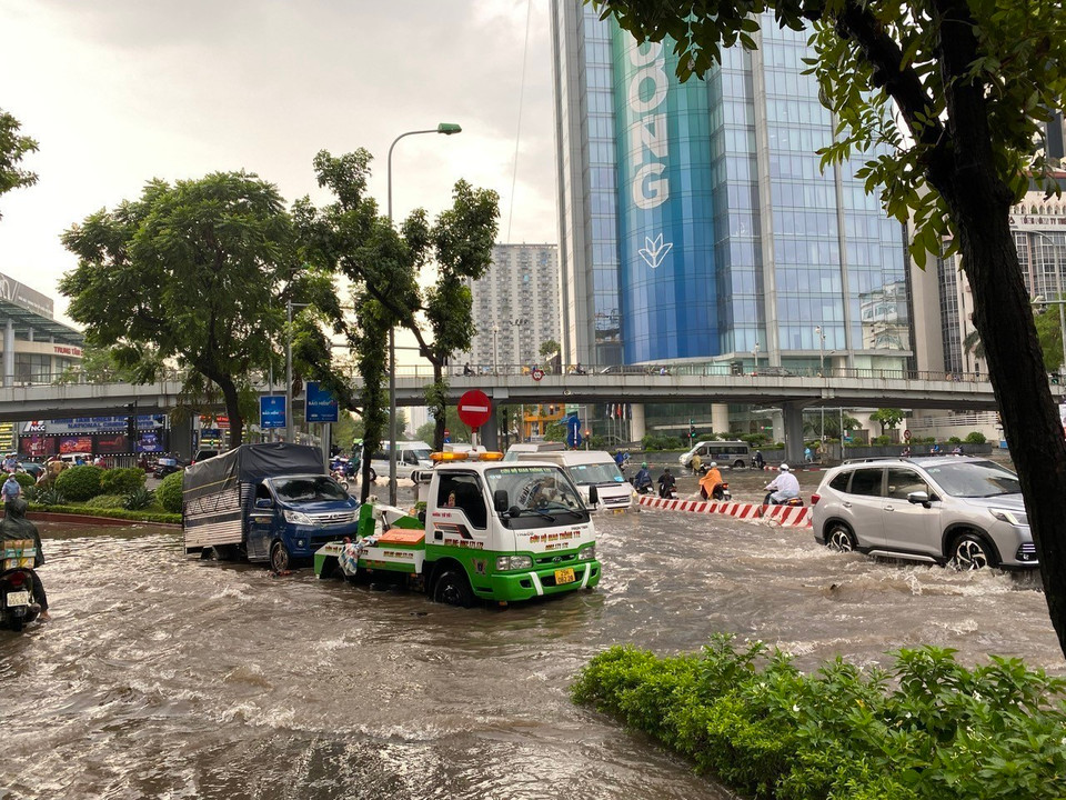 Ngập cục bộ trên phố Huỳnh Thúc Kháng, quận Đống Đa. (Ảnh: Vũ Sinh/TTXVN)