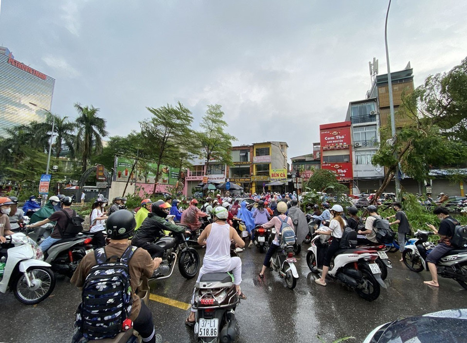Đoạn ngã tư Huỳnh Thúc Kháng-Láng Hạ, quận Đống Đa đông nghịt người và phương tiện bởi việc di chuyển khó khăn do nước ngập (chụp lúc 6h55). (Ảnh: Vũ Sinh/TTXVN)