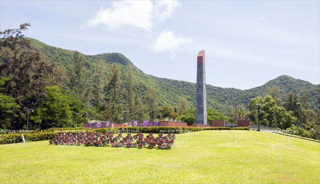 Đài tưởng niệm các anh hùng liệt sĩ trong nghĩa trang Hàng Dương, nơi yên nghỉ của những người con ưu tú của Tổ quốc. (Ảnh: Lê Minh)