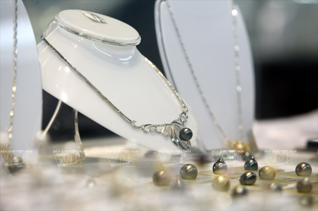 Chất lượng ngọc trai Côn Đảo có độ bóng lẫn ánh xà cừ không thua kém ngọc trai của các nước nổi tiếng trên thế giới. (Ảnh: Lê Minh)