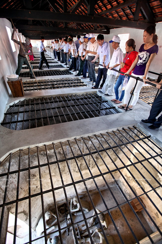 Du khách tham quan khu Chuồng Cọp ở Côn Đảo. (Ảnh: Lê Minh)