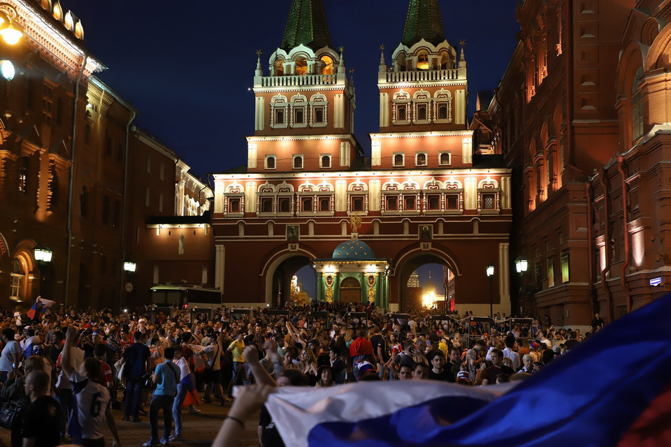 Lối vào Quảng trường Đỏ chật kín người, buộc lực lượng an ninh phải đóng cửa. (Ảnh: Thắng Hằng/TTXVN)