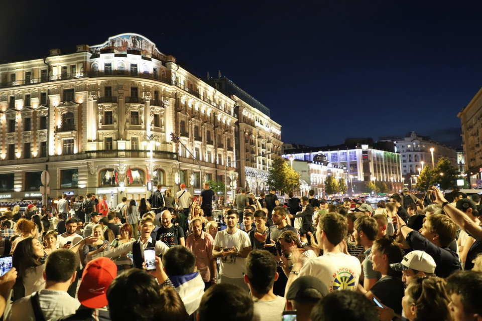 Đêm 1/7/2018, hàng triệu người dân Nga đã đổ ra đường mừng chiến thắng của đội tuyển Nga trước Tây Ban Nha tại vòng 1/8 World Cup 2018. (Ảnh: Thắng Hằng/TTXVN)