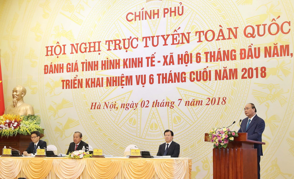 Sáng 2/7, Thủ tướng Nguyễn Xuân Phúc chủ trì Hội nghị trực tuyến toàn quốc “Đánh giá tình hình kinh tế-xã hội 6 tháng đầu năm, triển khai nhiệm vụ 6 tháng cuối năm 2018." (Ảnh: Thống Nhất/TTXVN)