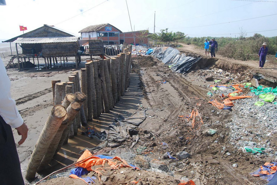 Sạt lở ăn sâu vào đường và mố cầu ở cồn. (Ảnh: Văn Trí/TTXVN) 