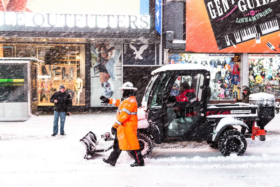  Công nhân cào tuyết làm việc tại quảng trường Thời đại, thành phố New York trong trận bão tuyết ngày 26/1. (Nguồn: THX/TTXVN)