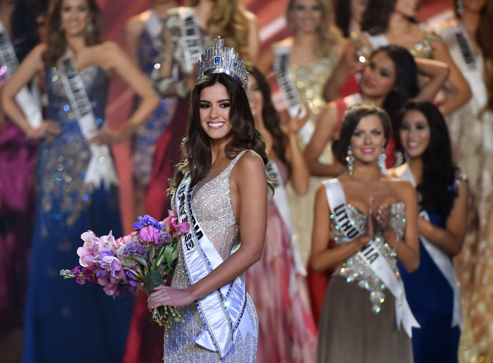 Hoa hậu Colombia Paulina Vega (trước), 22 tuổi, đã giành vương miện Hoa hậu Hoàn vũ trong đêm chung kết Hoa hậu Hoàn vũ lần thứ 63 diễn ra ở Miami, bang Florida, Mỹ ngày 25/1. (Nguồn: AFP/TTXVN)