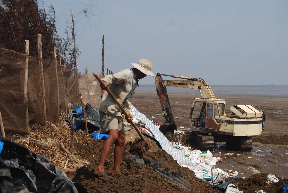 Một đoạn kè thô sơ chống sạt lở. (Ảnh: Văn Trí/TTXVN)