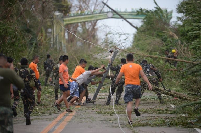 Vào lúc 1 giờ 40 ngày 15/9 - giờ địa phương, cơn bão có tên quốc tế Mangkhut đã đổ bộ vào tỉnh Cagayan trên đảo Luzon, miền Bắc Philippines với sức gió trên 200km/h cùng mưa lớn, gây ra mất điện. (Nguồn: AFP)
