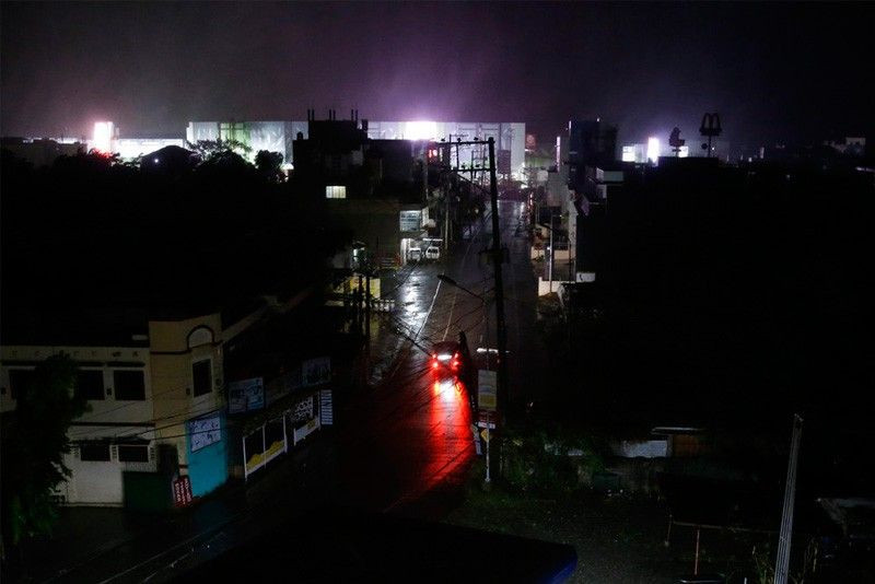 Siêu bão Mangkhut đã gây tình trạng mất điện ở một số khu vực ở thành phố Tuguegrao, tỉnh Cagayan. (Nguồn: AP)
