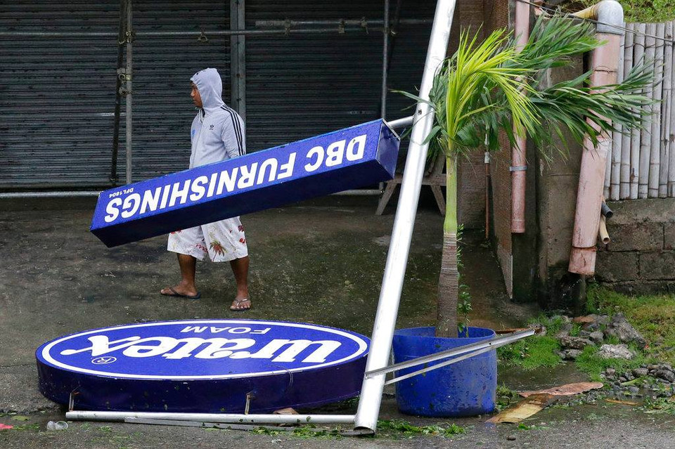 Một cột biển hiệu bị siêu bão Mangkhut đánh đổ. (Nguồn: AP)