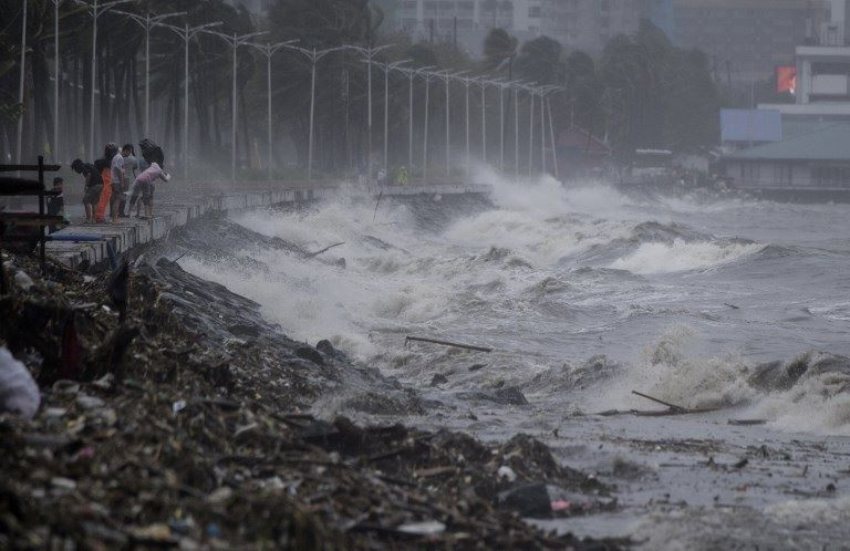 Bão Mangkhut gây sóng lớn ở bờ biển thành phố Manila. (Nguồn: AFP)