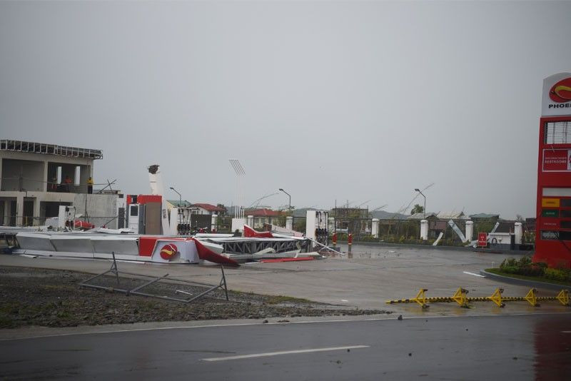 Cảnh tan hoang do bão Mangkhut gây ra ở thành phố Tuguegrao, tỉnh Cagayan. (Nguồn: AP)