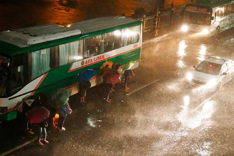 Bão Mangkhut gây mưa to, gió lớn ở thành phố Tuguegrao, tỉnh Cagayan. (Nguồn: AP)
