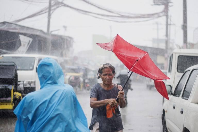 Mua to, gió lớn ở Manila khi bão Mangkhut quét qua. (Nguồn: AFP)