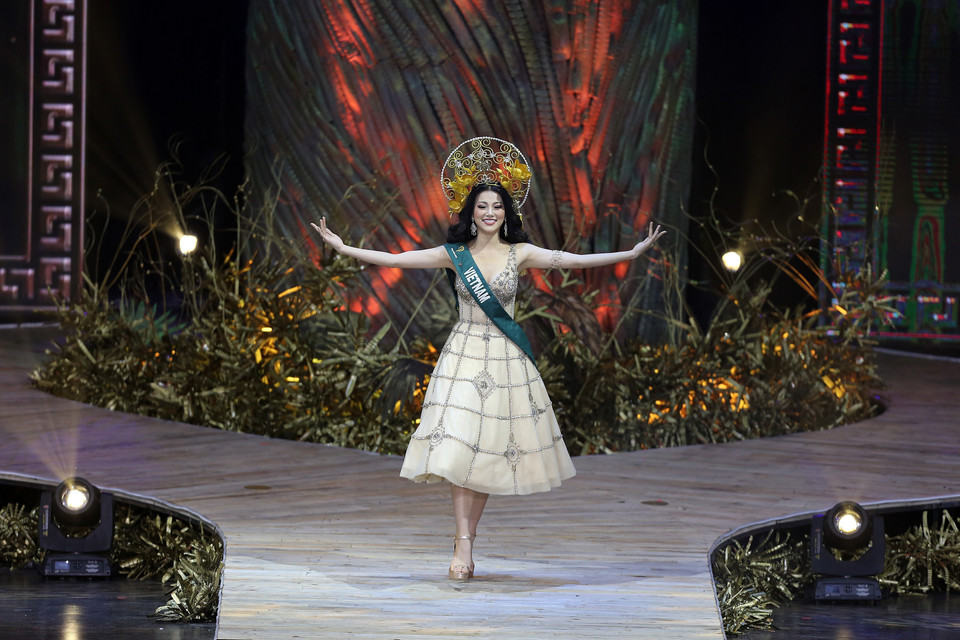 Nguyễn Phương Khánh trong đêm chung kết Hoa hậu Trái Đất 2018 ở Pasay, Philippines. Cô sinh năm 1994 ở Bến Tre, cao 1,71 mét, nặng 51 kg, số đo ba vòng là 90-58-94 cm. (Nguồn: THX/TTXVN)